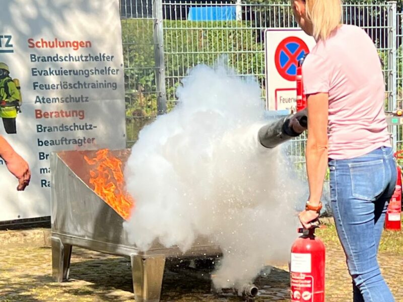 Brandschutz Bünde: Schulungen und Seminare Brandschutz Bünde: Schulungen und Seminare in Herford, Bielefeld, Bad Oeynhausen, Minden, Osnabrück, OWL sowie Hamburg, Bremen, Braunschweig, Düsseldorf, Dresden, Magdeburg, Stuttgart, München und Hannover